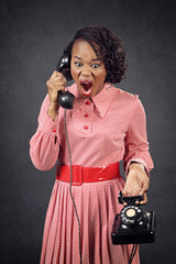 femme noire sixties téléphonant © mariesacha