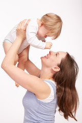 Mutter und Kind spielen zusammen