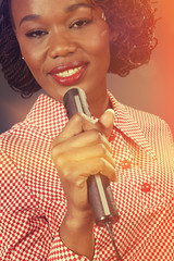 femme noire sixties chantant