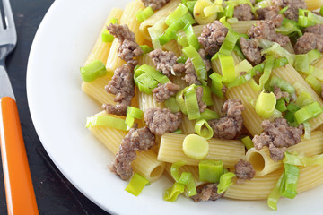 pasta maccheroni con porri e salsiccia