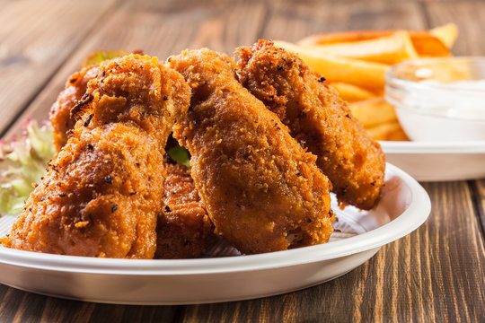 Crisp crunchy chicken wings with chips