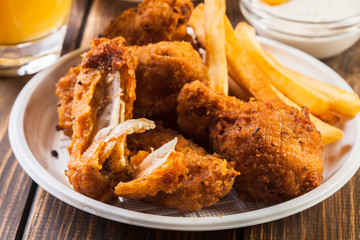 Crisp crunchy chicken wings with chips