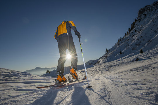 Scialpinista all'alba verso la vetta