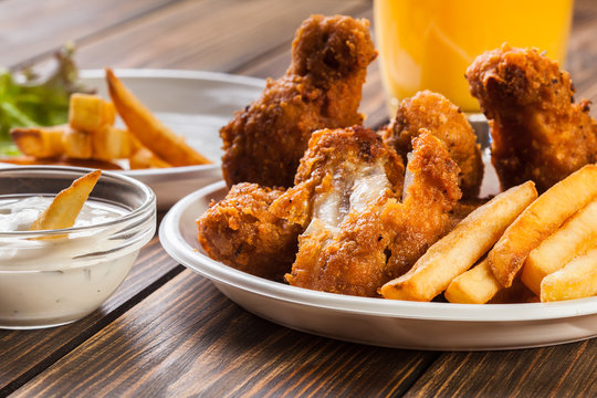 Crisp crunchy chicken wings with chips