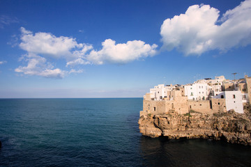 Polignano a Mare scoglio sul mare