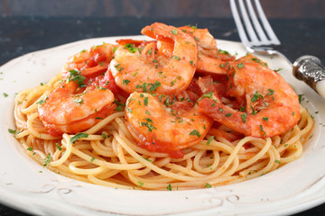 pasta con pesce spaghetti e gamberi