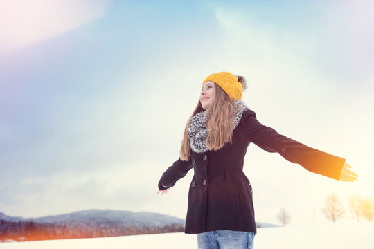 Tween f&uuml;hlt die Freiheit im Winter