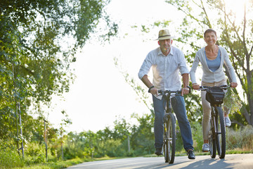 Paar Senioren beim Radfahren auf Radweg