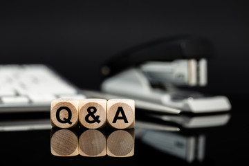 Q&A - Würfel vor Büromaterial