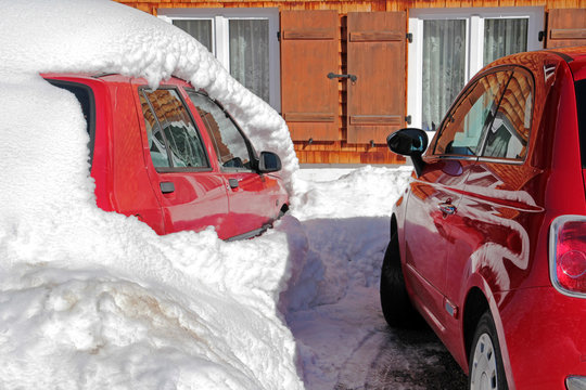 Zwei rote Autos im Winter
