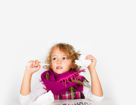 bambina malata con termometro