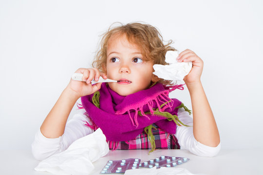 bambina a misurare la febbre