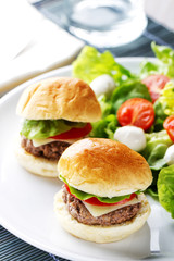 Mini Hanburger With Mixed Salad