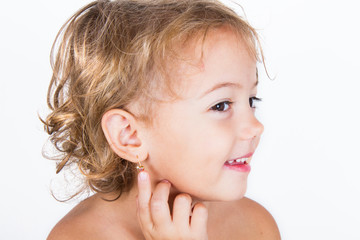 bambina con orecchino