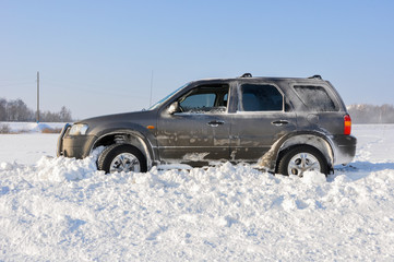 Fototapeta na wymiar car stuck in the snow