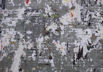 Plakatwand mit abgerissenen Plakaten
