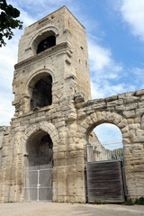 Fototapeta na wymiar Tor zur antiken Arena in Arles