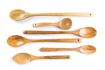 Cucharas de palo o madera para cocina aisladas en fondo blanc