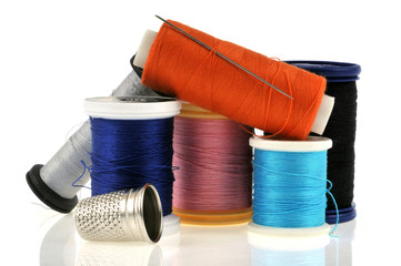 Bobines de fil et dé à coudre