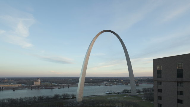 4K Time lapse Gateway Arch St. Louis zoom in aerial view