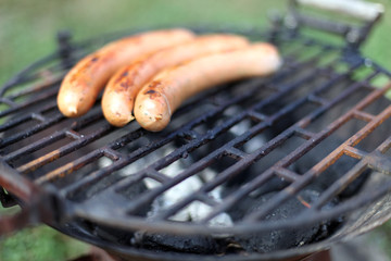 Bratwürste auf Grill