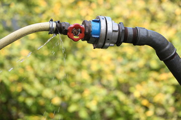 Wasserhahn, aus dem Wasser spritzt