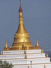 Fototapeta premium Pagodas budistas en Sagaing, Mandalay (Myanmar)
