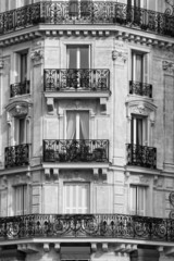 Tradycyjna fasada w Paryżu. Czarny biały - 78432001