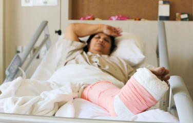 Obraz na płótnie Canvas Old women had foot splint for broken bones.