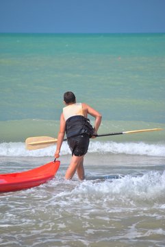 Ragazzo al mare col kayak