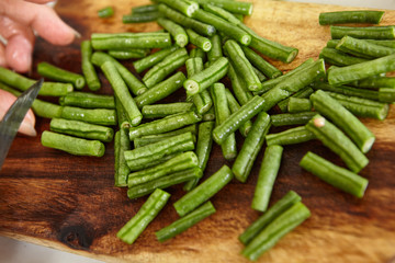 Cutting yardlong bean