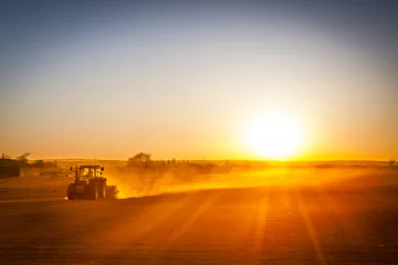 Foto op Plexiglas Boer bereidt zijn veld in een tractor voor op de lente © allouphoto