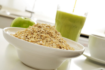oatmeal cereal, apple and smoothie