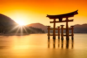 Fototapeten Torii in Miyajima Japan © eyetronic