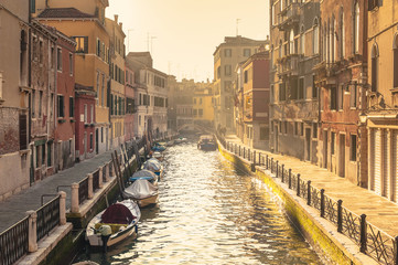 Unbekannte Orte und Kanäle in Venedig © Jarek Pawlak