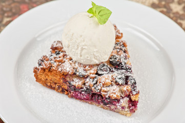 Crumble pie with black currants