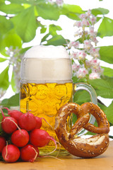 Bayern, Bier , Bierglas und Biergarten am Oktoberfest