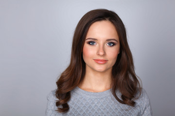 Obraz premium Portrait of an attractive fashionable young brunette woman