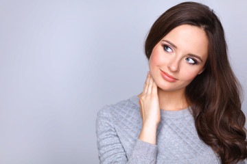 Obraz premium Portrait of an attractive fashionable young brunette woman