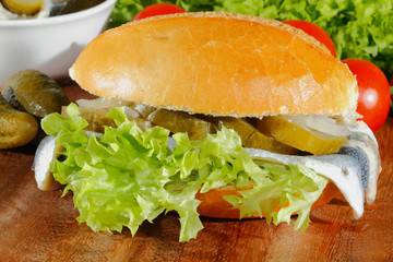Fischbrötchen mit saurem Hering, Rollmops