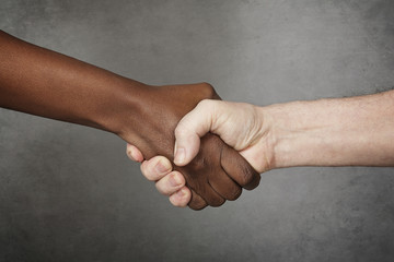 poignée de mains homme blanc femme noire