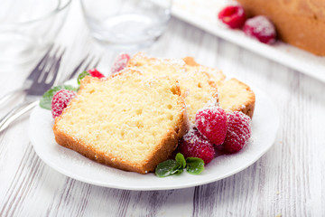 Kuchen mit Himbeeren