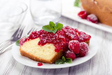 Kuchen mit Himbeeren