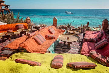 Stof per meter lokaal café aan de kust van de Rode Zee op zonnige dag, Egypte © sola_sola