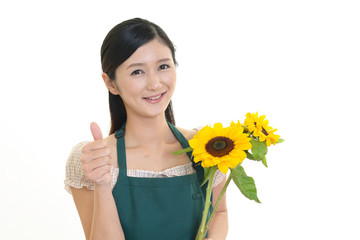 花を持つ笑顔の女性