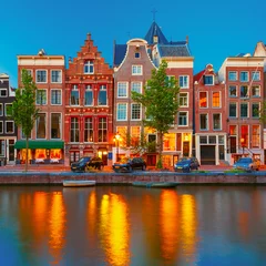 Schilderijen op glas Nacht uitzicht op de stad van de Amsterdamse gracht met Nederlandse huizen © Kavalenkava