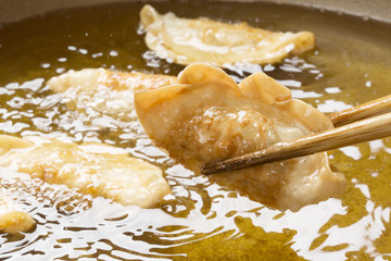 揚げ餃子