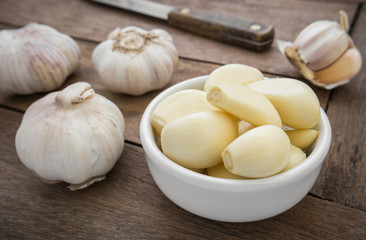 Peeled garlic in bowl