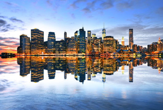Fototapeta Reflection of Manhattan skyline at twilight