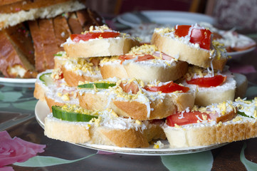 Sandwiches with sausage, tomato and cucumber with egg